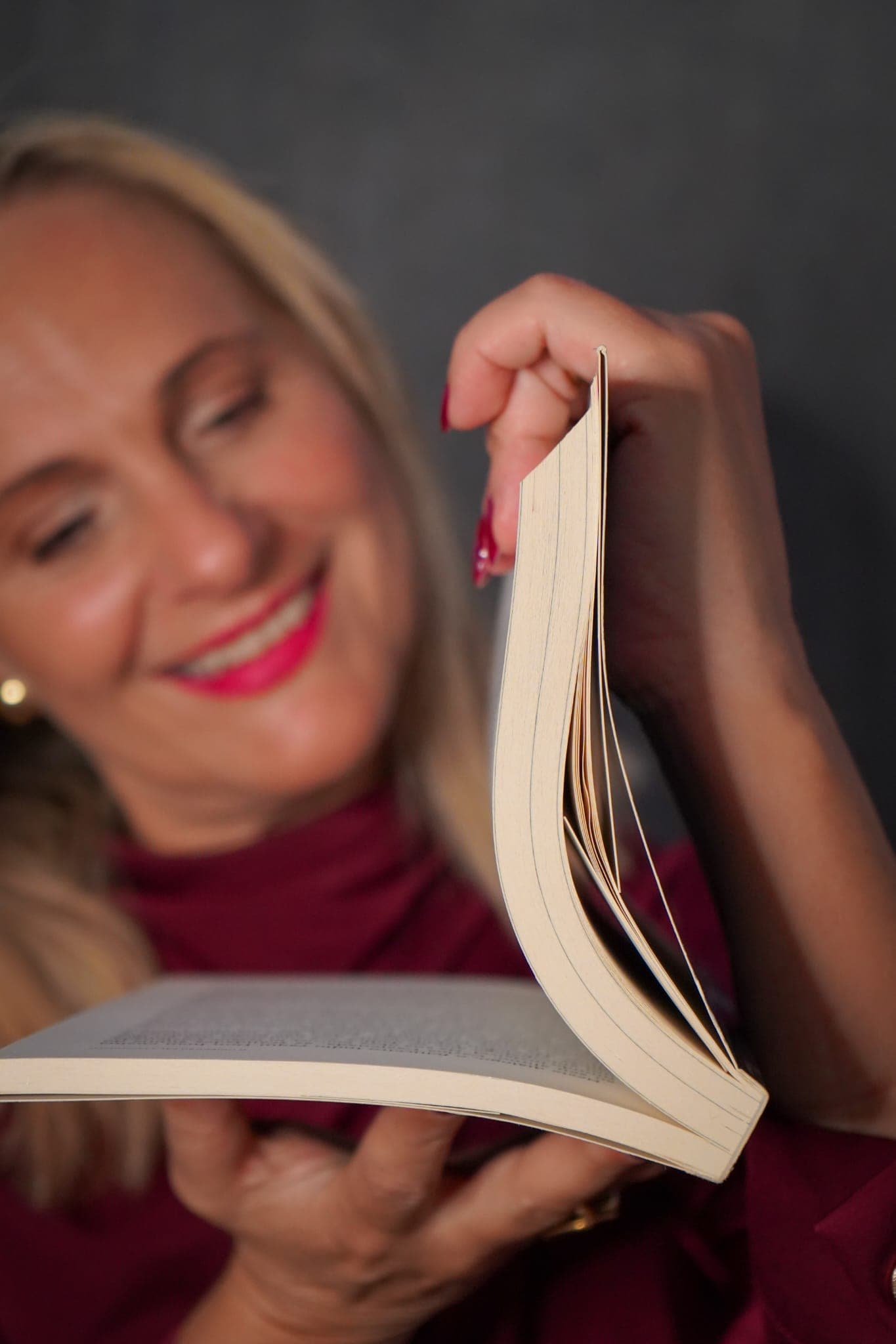 Carla Ornelas a folhear um livro.